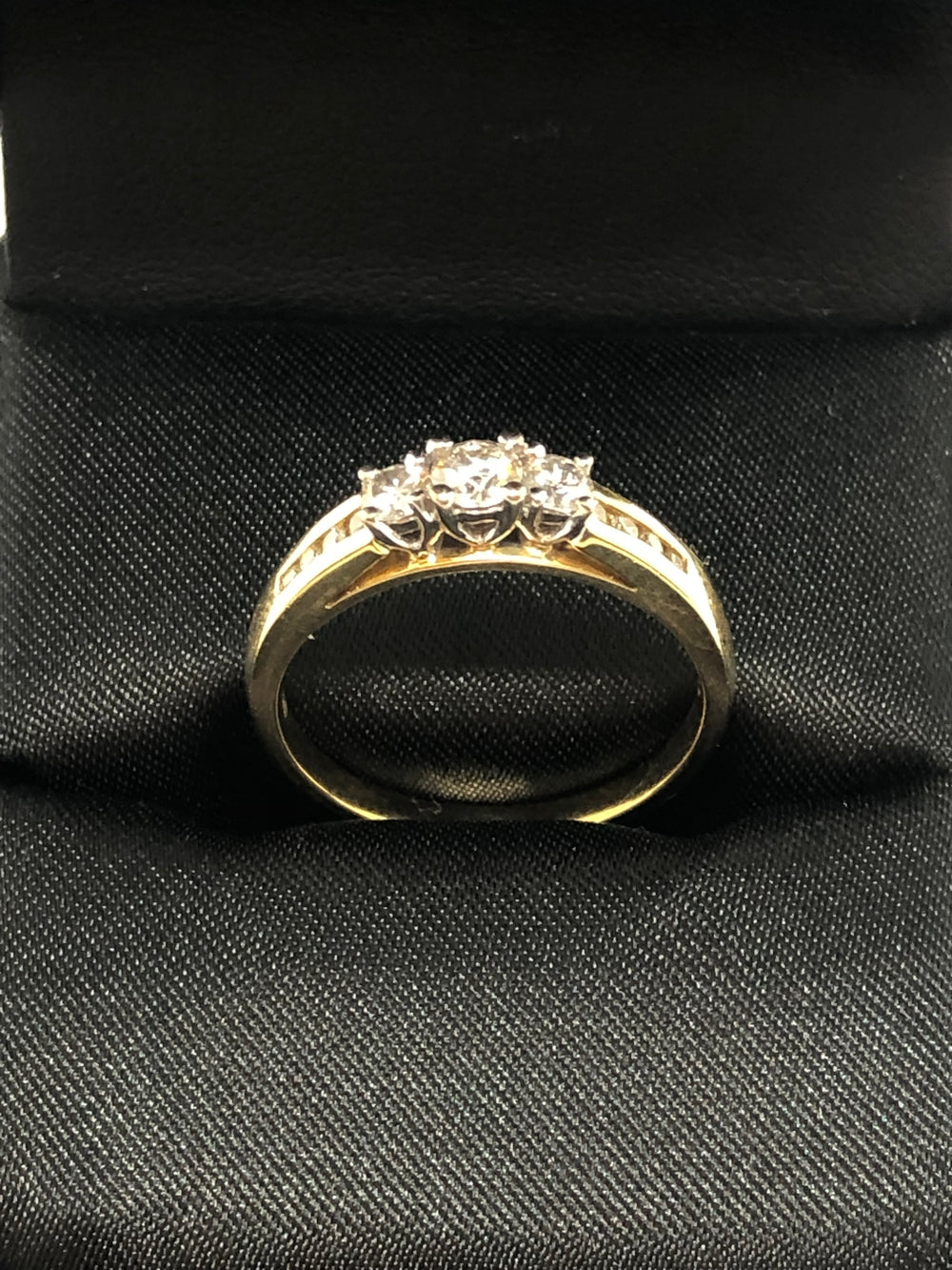 Ladies Gold Diamond Ring